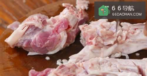 做1盆黄豆焖猪蹄，直接上手啃，既养膘又养颜
