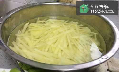 鸡肉炒土豆丝，很家常！