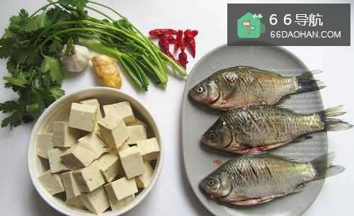 【鲫鱼炖豆腐】简单做法