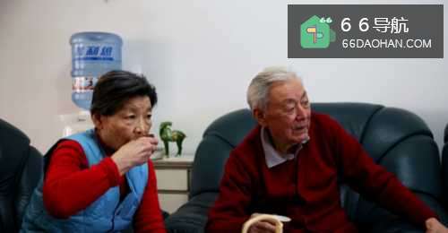 老母亲坐后备箱上路,偏执父母儿女怎么样“尽孝”