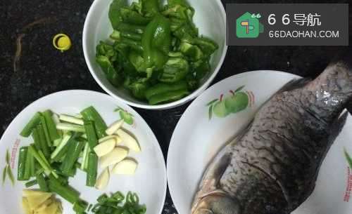 家常菜_红烧鲫鱼