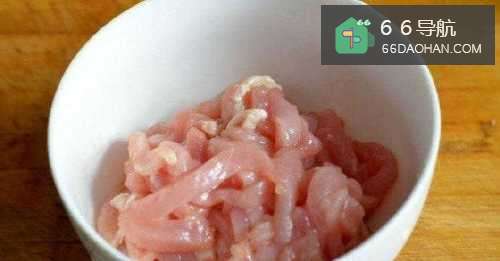 这样做的鱼香肉丝色彩丰富，让人食欲大开